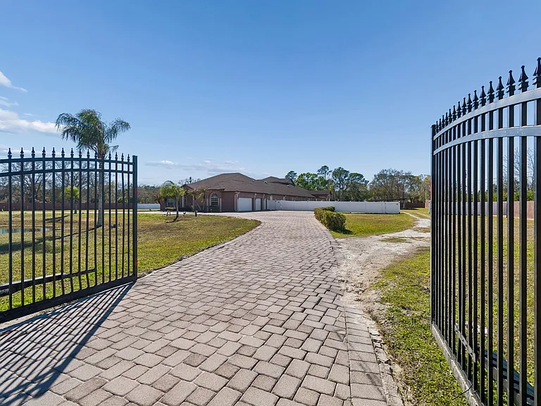 422 Appaloosa Rd — Photo 2