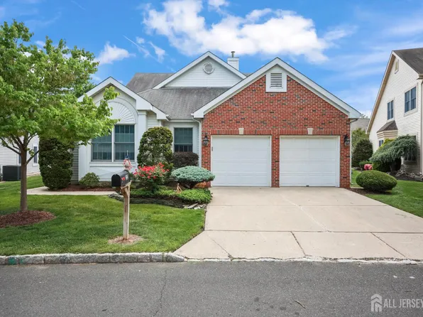 22 London Dr, Monroe Township, NJ 08831