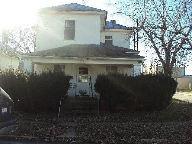 1st image of 202 E Oak St
