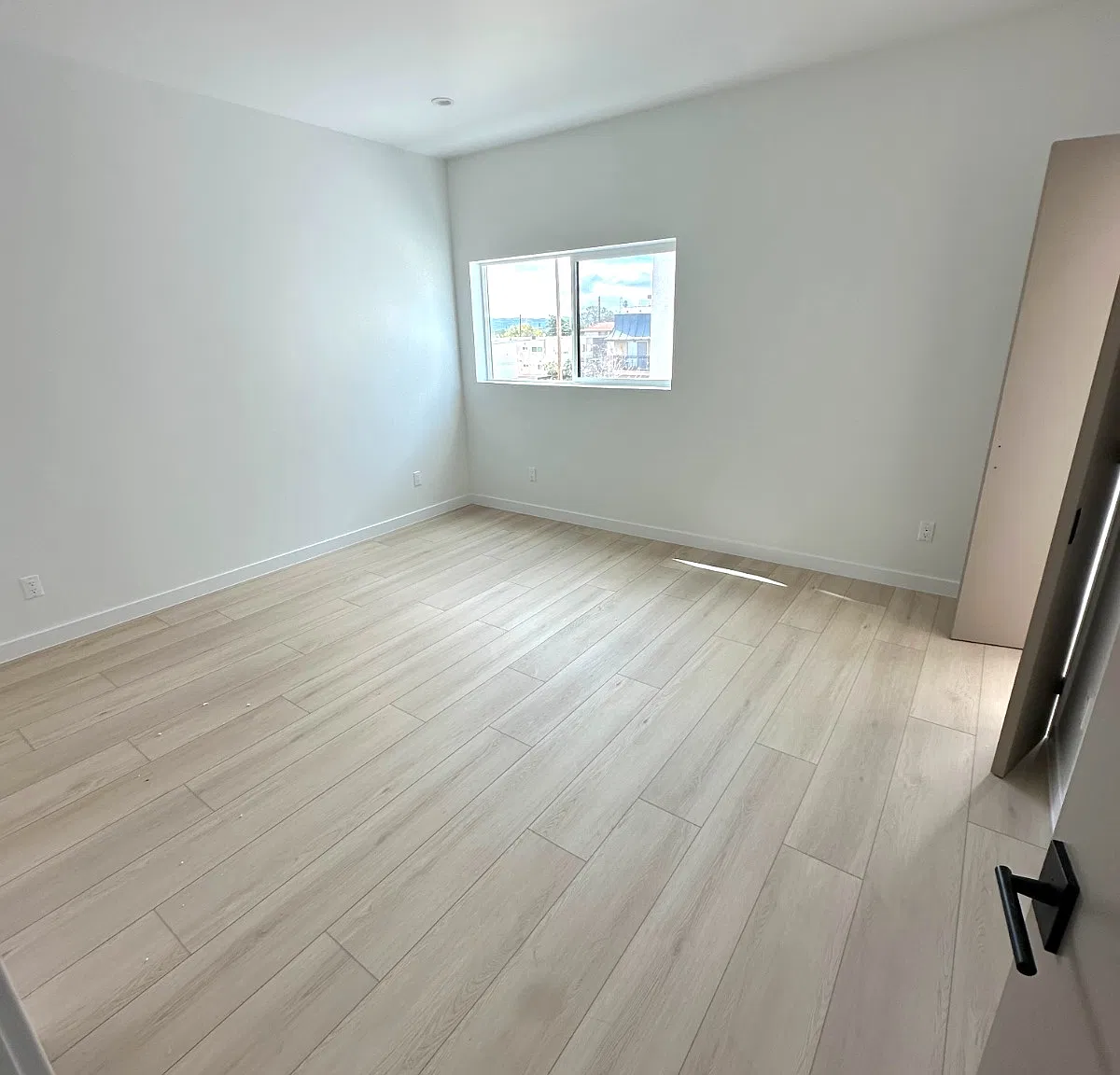4 bed, 1915 sqft, $4,200 — Photo 3
