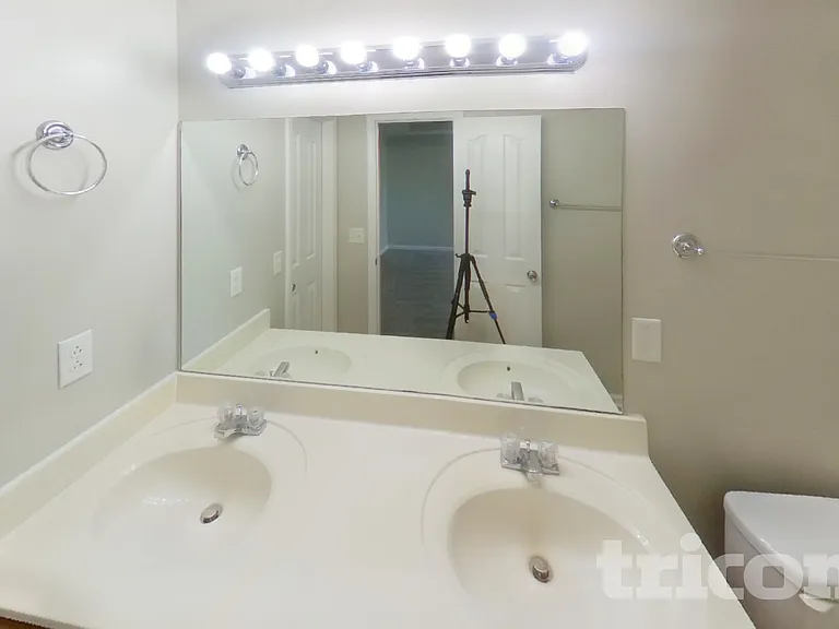 3013 Weybridge Dr — Photo 8