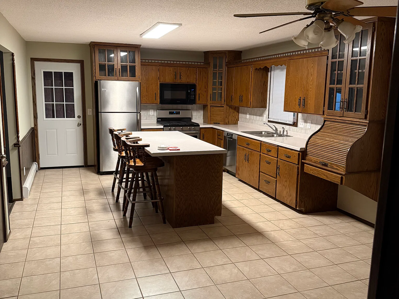 3 bed, 2.5 bath, 2128 sqft, $1,650 — Photo 2