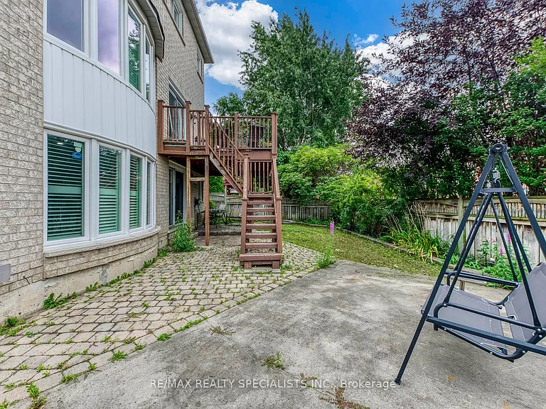 5486 Landsborough Ave — Photo 33