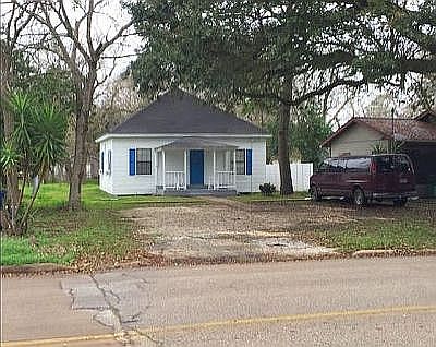 Parking for 6 cars in front.