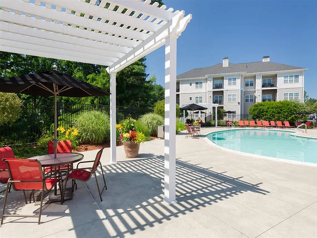 Edgewood Apartments — Photo 4