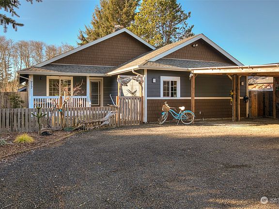 5th image of 717 Island Circle SE