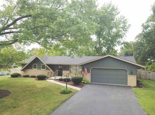 1304 Castlehill Dr, Rockford, IL 61107