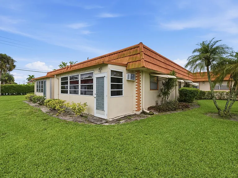 28 Seville Dr #B — Photo 34