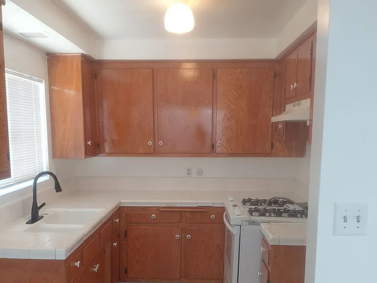 879 W 2nd St — Photo 5