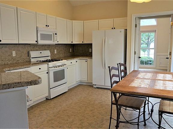 3rd image of 3989 Berwick Farm Dr