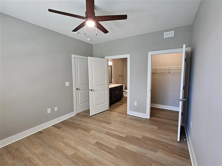 Lakeshore Villas — Photo 11