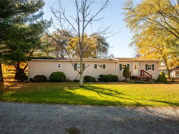 102 Arberg Ln, Slippery Rock, PA 16057