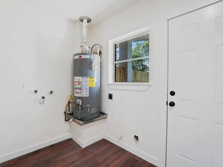 828 Westford St — Photo 22
