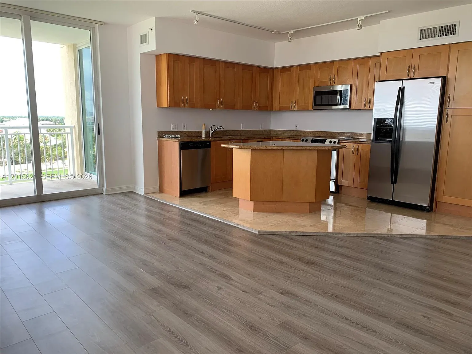 Duo Condo West — Photo 3