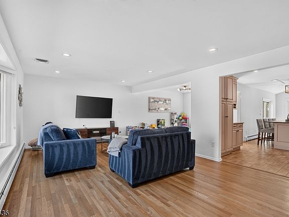 3rd image of 22 Woodside Rd