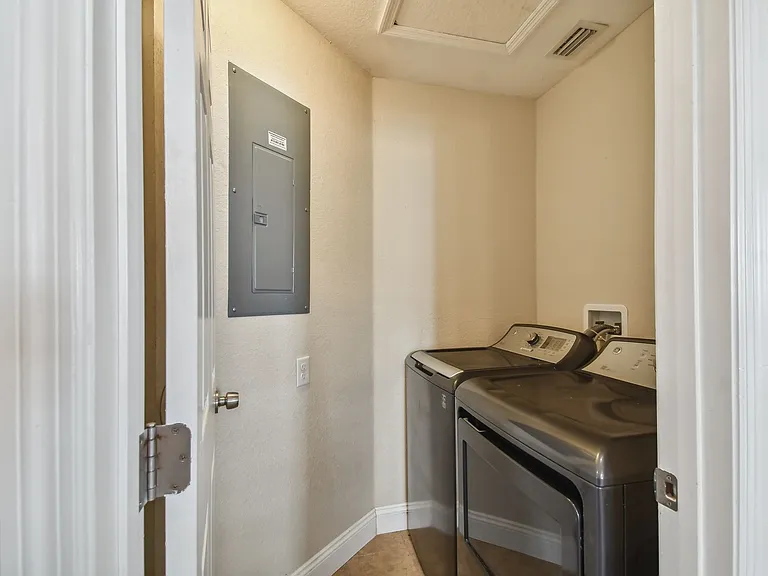 2321 W Beach St — Photo 30