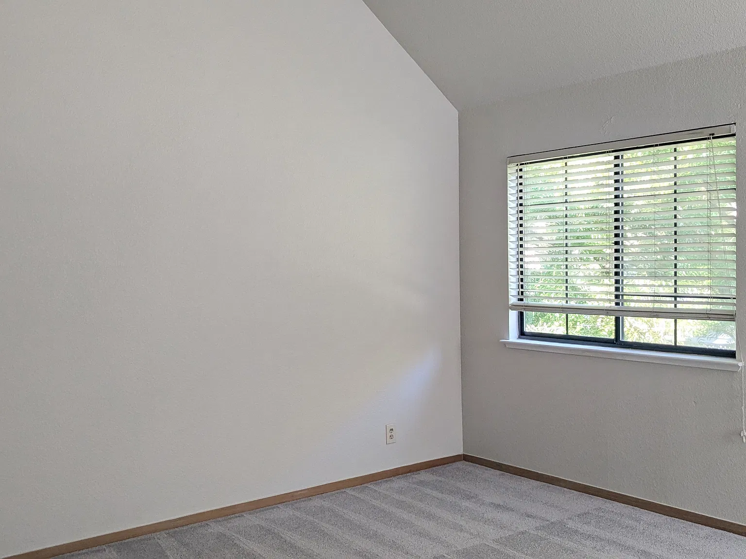 3 bed, 2.5 bath, 1719 sqft, $4,350 — Photo 4