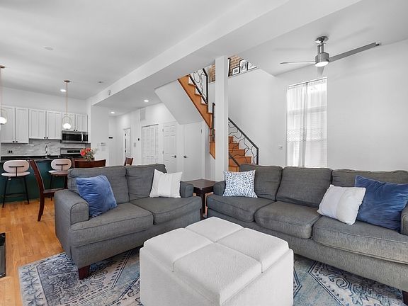 4th image of 1542 N Wood St APT 2R