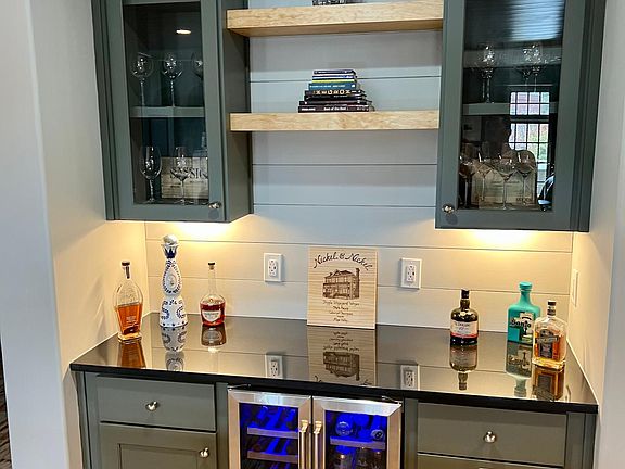 Built-in bar with beverage chiller