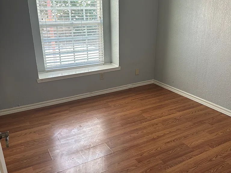 11381 Lake Erie Dr — Photo 1