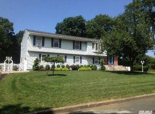 28 Ramblewood Rd, Shoreham, NY 11786