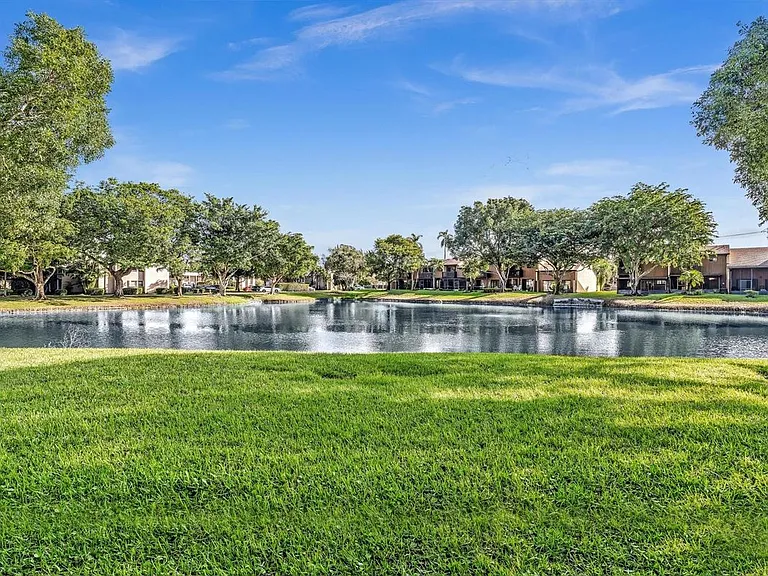 4182 S Pine Island Rd #TOWNHOUSE — Photo 8