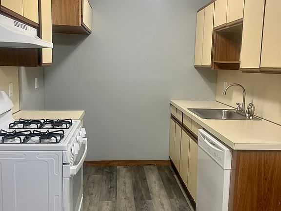 3rd image of 33-14 Windermere Ave