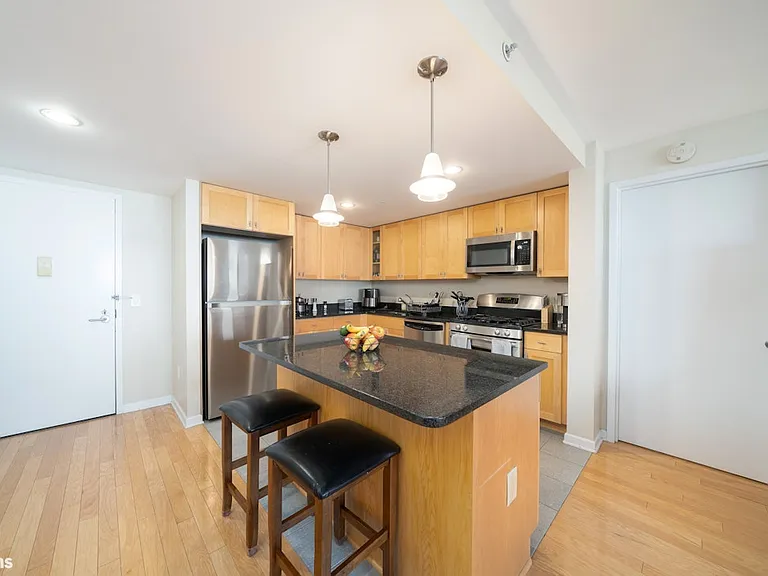 700 Grove St #11R — Photo 3