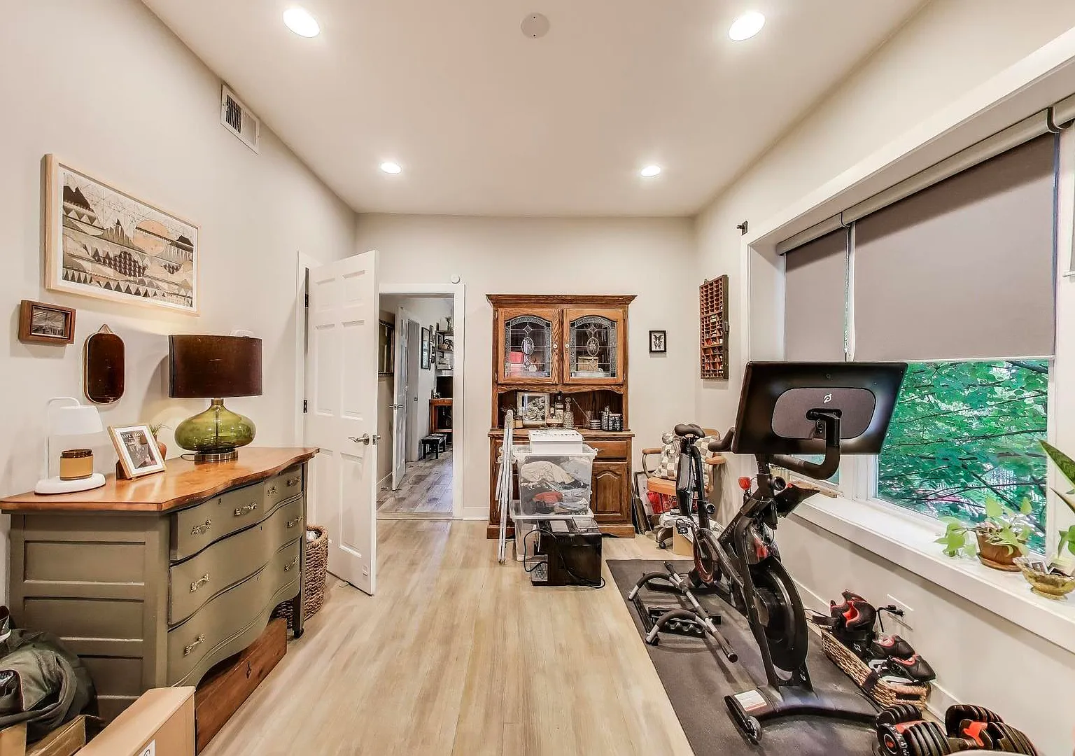 3 bed, 1250 sqft, $2,700 — Photo 4
