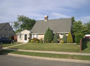55 Chimney Ln, Levittown, NY 11756
