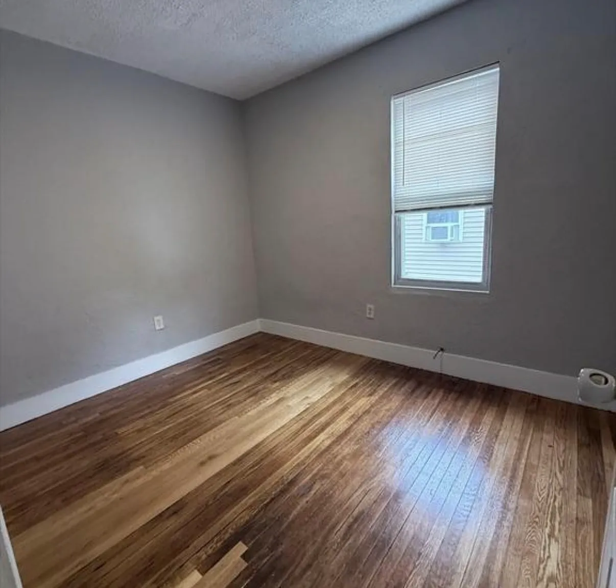 3 bed, 1002 sqft, $2,900 — Photo 3