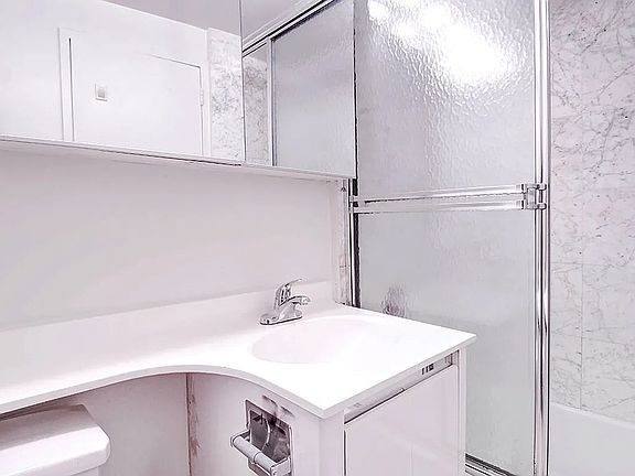 4th image of 131 E 83rd St #3DD