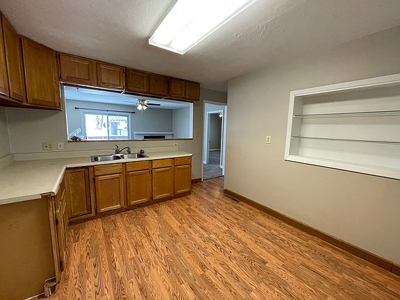 3rd image of 715 Oak St