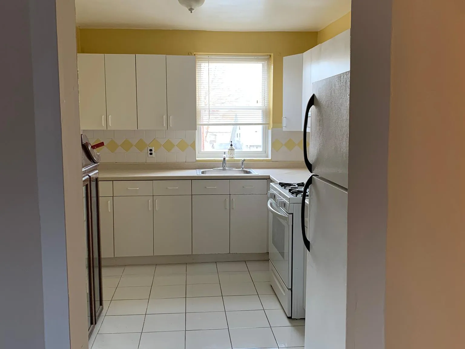 4 bed, 1100 sqft, $4,100 — Photo 1