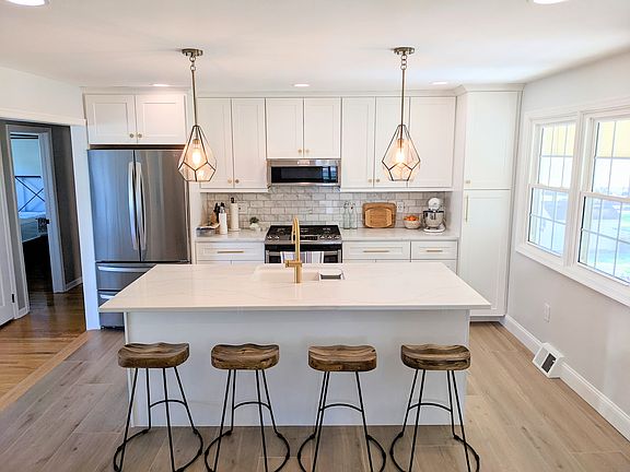Kitchen // Island with bar stool seating