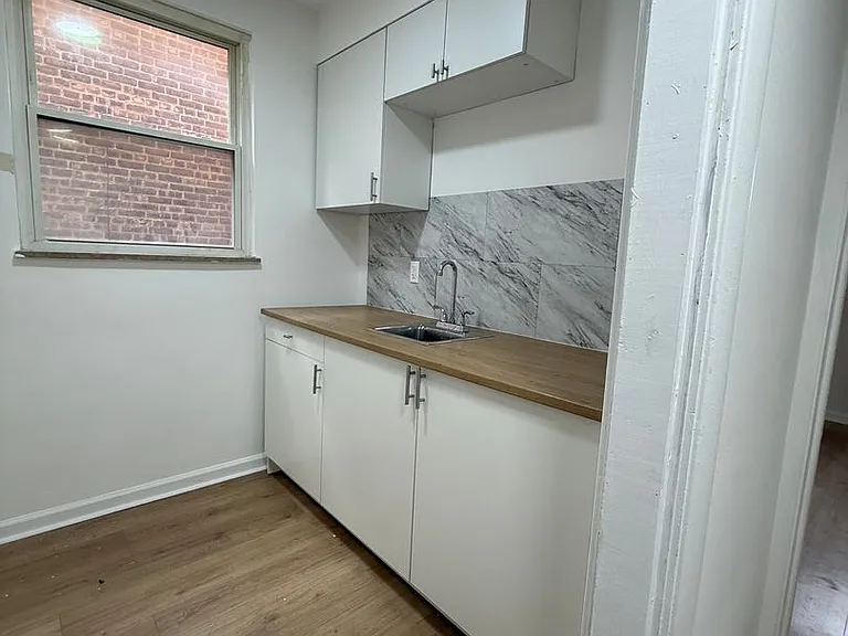 Spacious 2-Bedroom Apartment near the Lake! — Photo 3