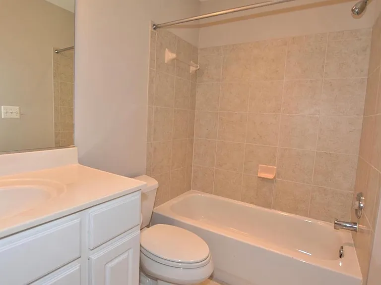 103 Washington Square Ct — Photo 3