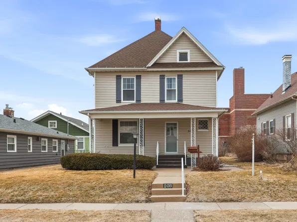 908 Grand Ct, Davenport, IA 52803