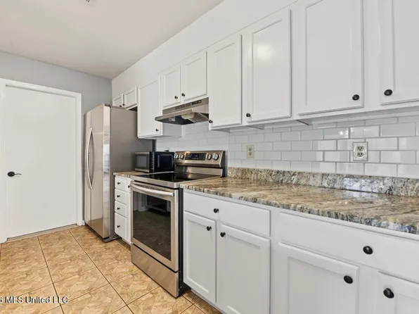 1337 Diller Rd, Ocean Springs, MS 39564