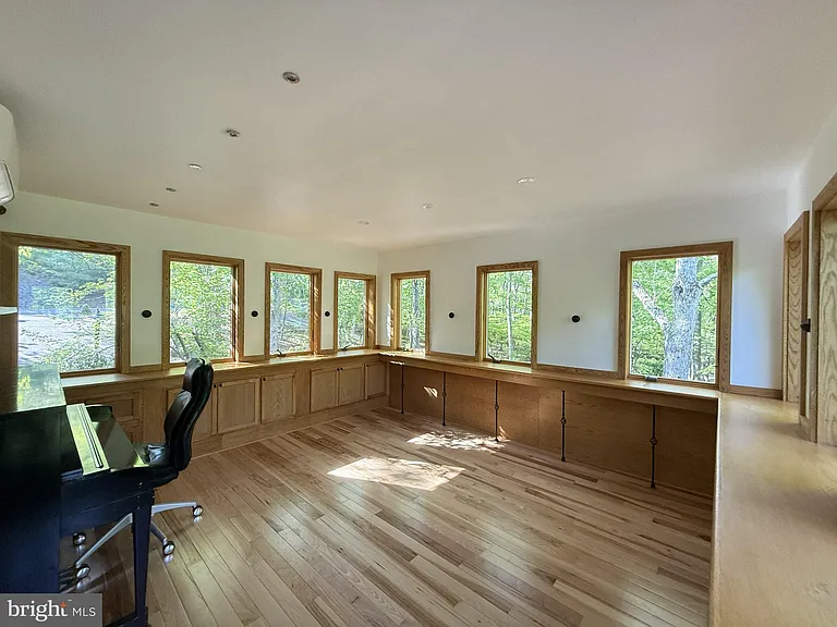 5375 Woodbridge Dr E — Photo 8