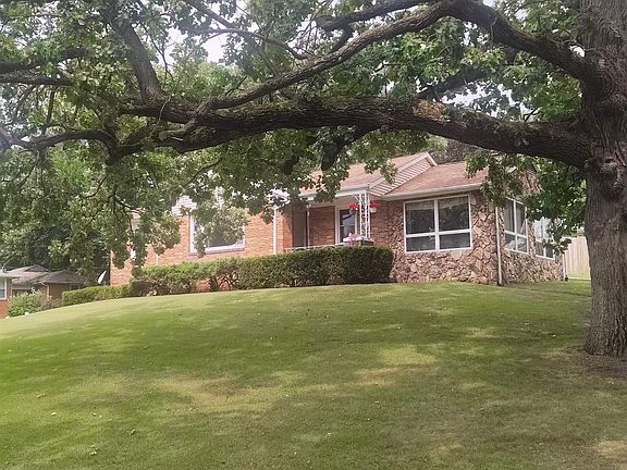 4th image of 205 N Sycamore Ter