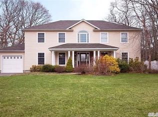 27 Park Ave, Shirley, NY 11967