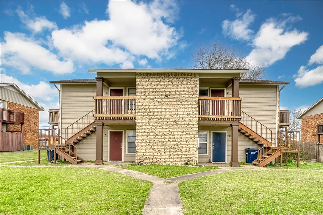 2 bed, 857 sqft, $925 — Photo 1
