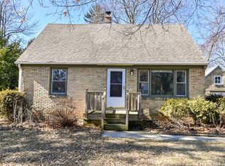 7033 N Rockledge Ave, Glendale, WI 53209