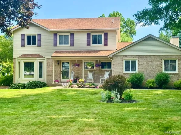 9664 Alger Dr, Brighton, MI 48114