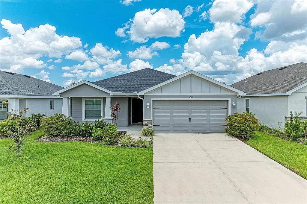 4 bed, 2.0 bath, 1705 sqft, $2,600 — Photo 1
