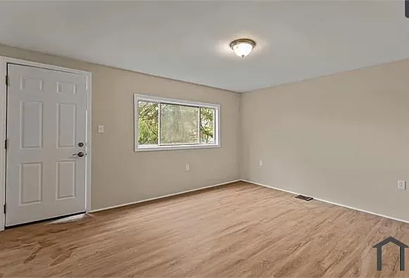 3 bed, 887 sqft, $2,069 — Photo 2