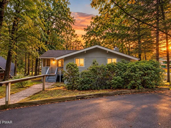 211 Waterview Dr, Hawley, PA 18428