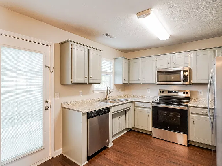 404 Barking Dr — Photo 8