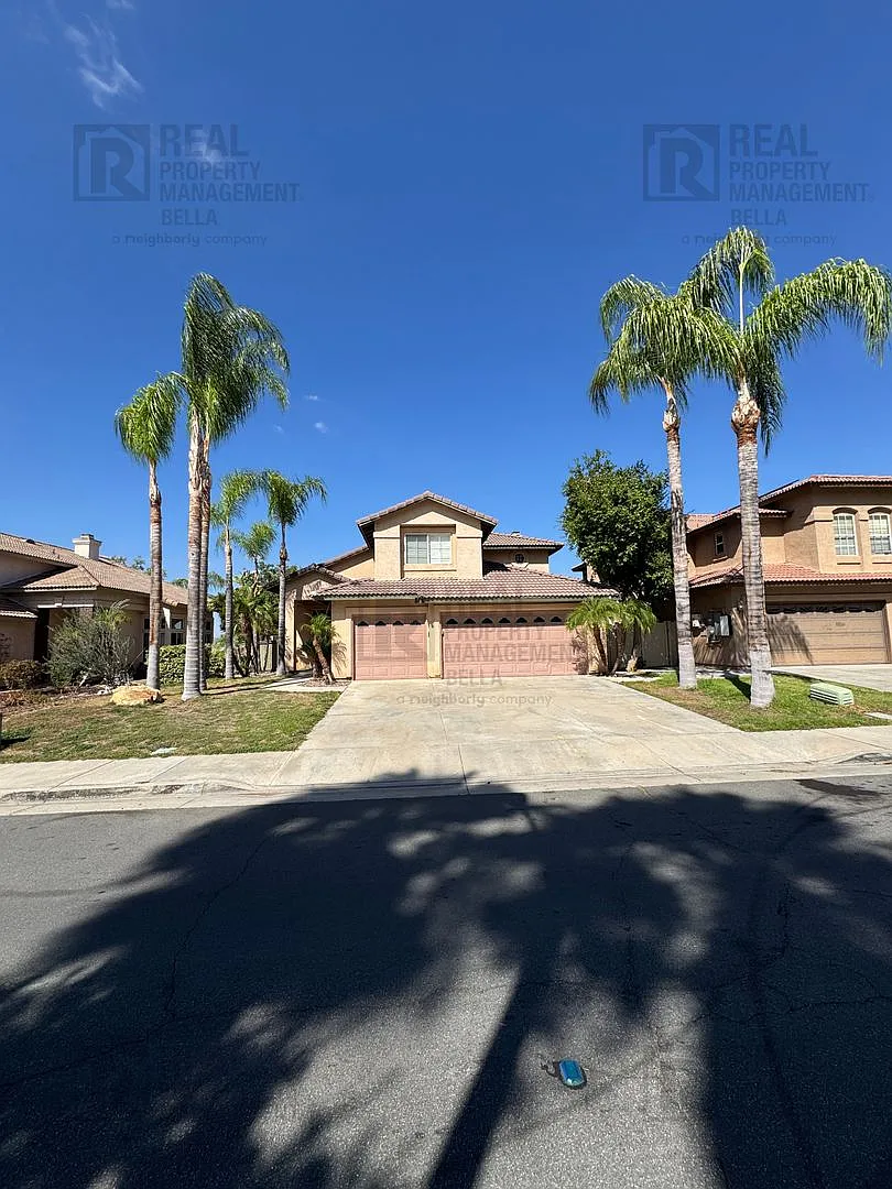 Beautiful Tuscany Hills Home with Pool, Spa & Panoramic Views — Photo 2